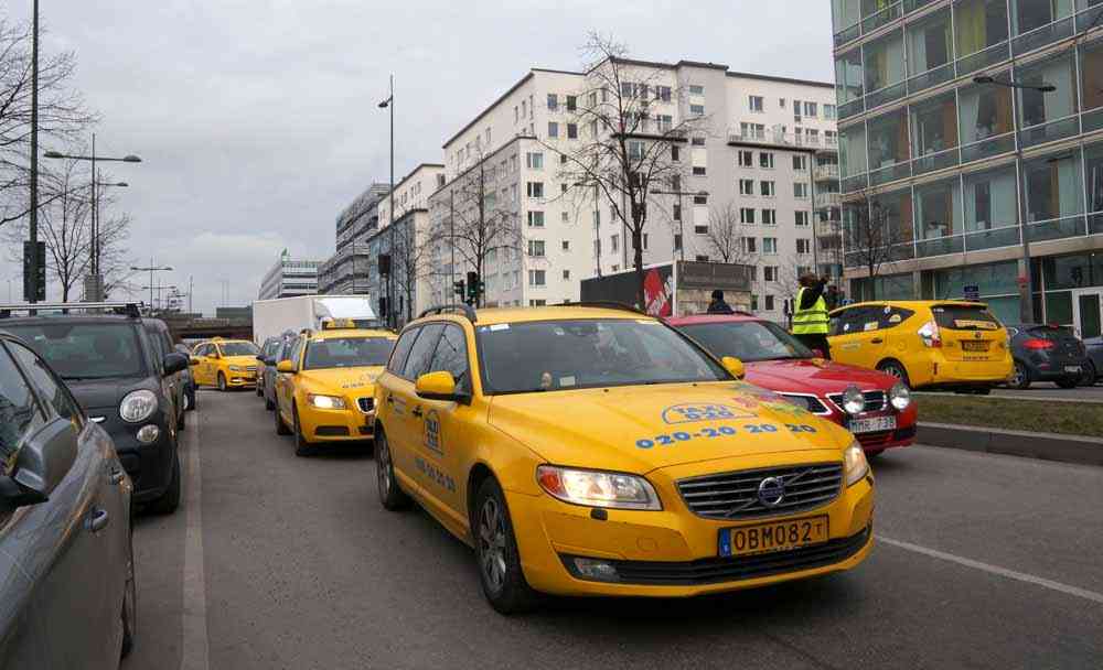 Taxiförarna i Stockholm i strejk för bättre villkor. Liknande aktioner har genomförts på flera håll i världen.