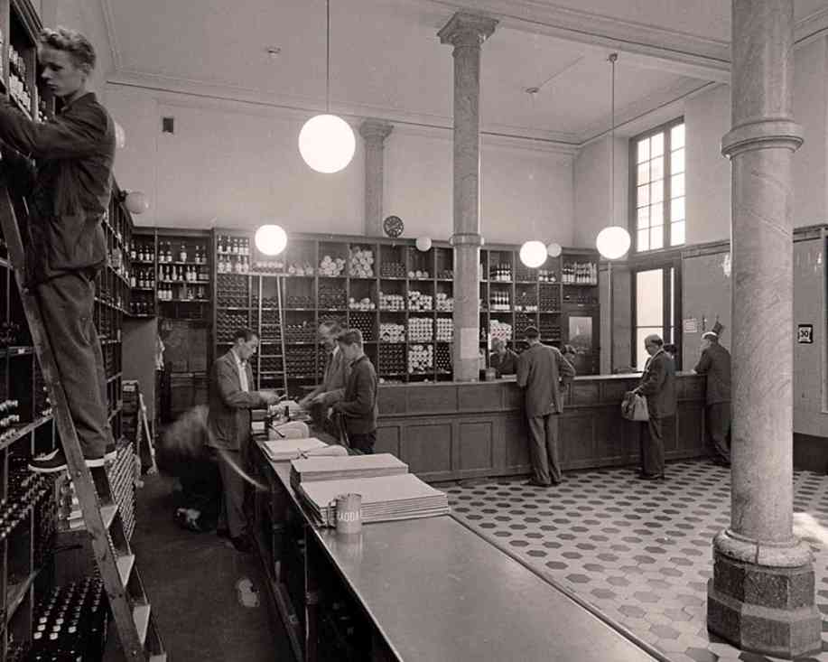 Systembolaget i Trångsund på 1960-talet. Tummas det på monopolet kan EU tvinga fram fri alkoholförsäljning. Bild: UtCon Collection/Alamy Stock Photo
