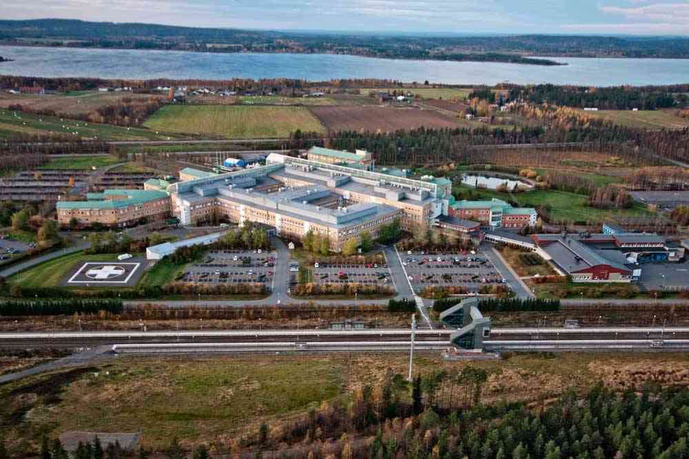 Sunderby sjukhus - en omstridd centralisering av vården i Norrbotten. Bild: Joakim Syk, CC BY 3.0, Wikimedia Commons