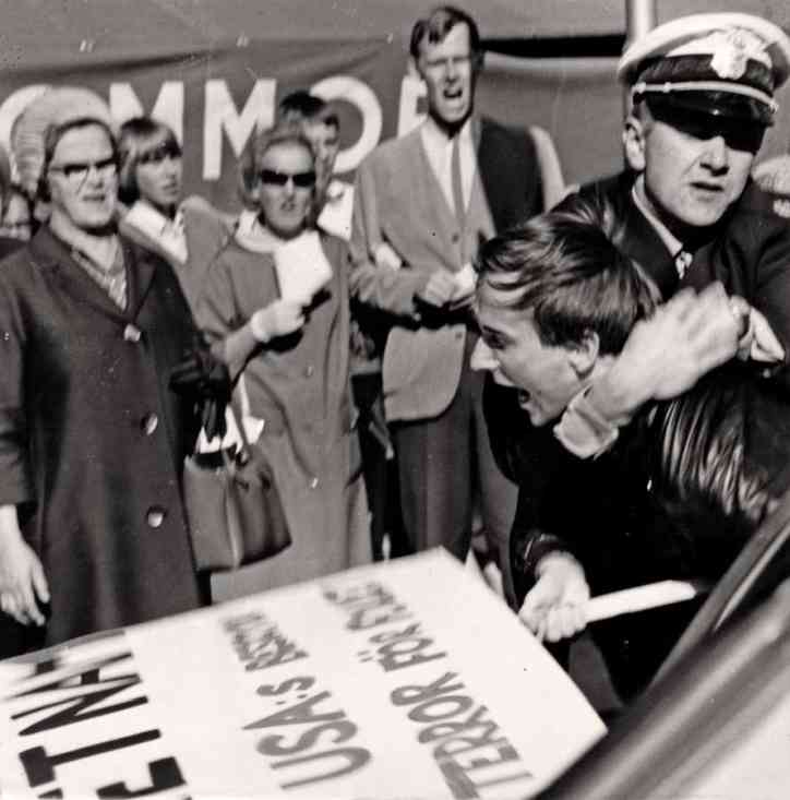 Polisen griper clartéisten Sköld-Peter Matthis när han demonstrerar mot USA:s krig i Vietnam på Hötorget 1965.