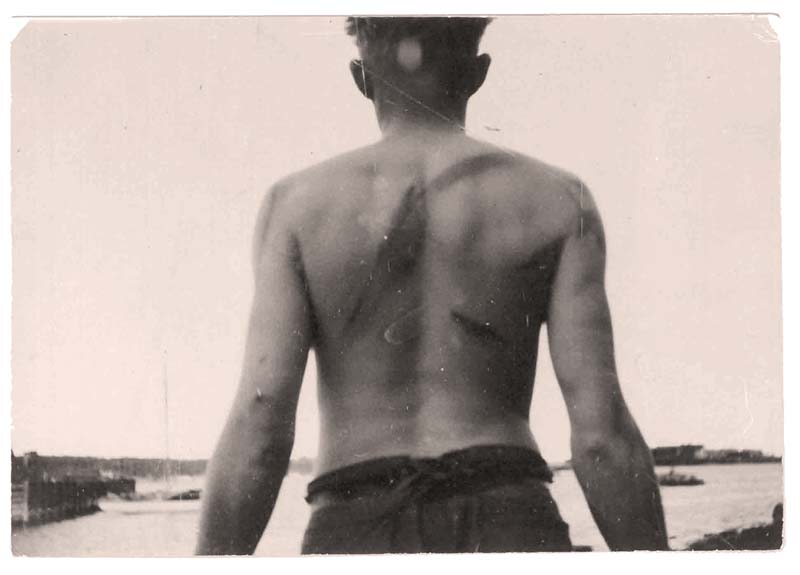 Sandarne 1932. Strejkande arbetare misshandlad av poliser med sablar. Tre kamrater sköts ner.