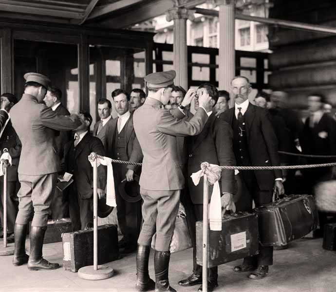 Ellis Island, New York, kring 1920. Hälsoinspektion av invandrare. Foto: Photo12/Ann Ronan Picture Library/Alamy Stock Photo
