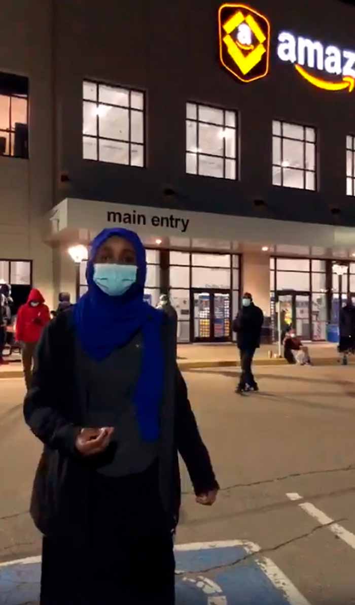 Hafna Hassan agiterar för en arbetskamrat som fått sparken. Foto: Skärmdump från Twitter
