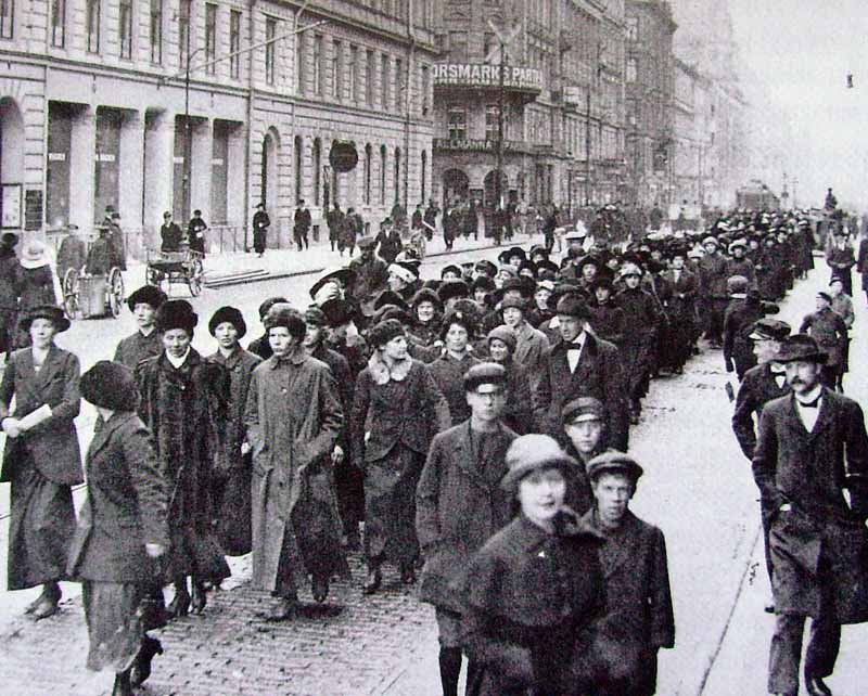 Protesterande mödrar på väg till mjölkcentralen. Bild: Axel Malmström (1917), UtCon Collection/Alamy Stock Photo.