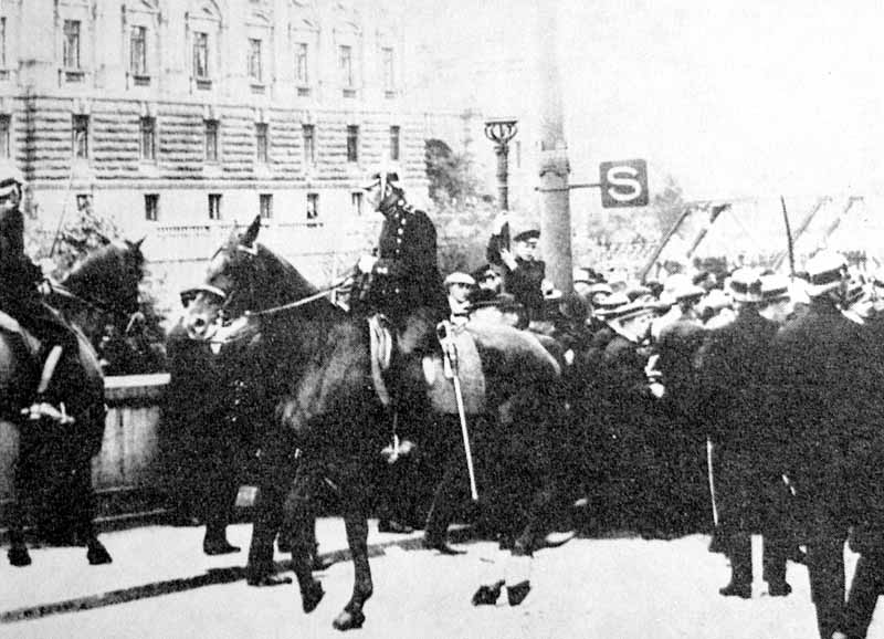 Kravaller i Stockholm 1917. Foto: Fotograf okänd, Public domain, via Wikimedia Commons