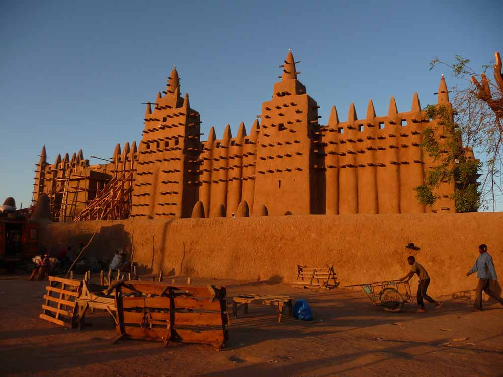 Stora moskén i Djenné i södra Mali, först uppförd på 1200-talet. Staden har rötter ända tillbaka till 250 f. Kr.