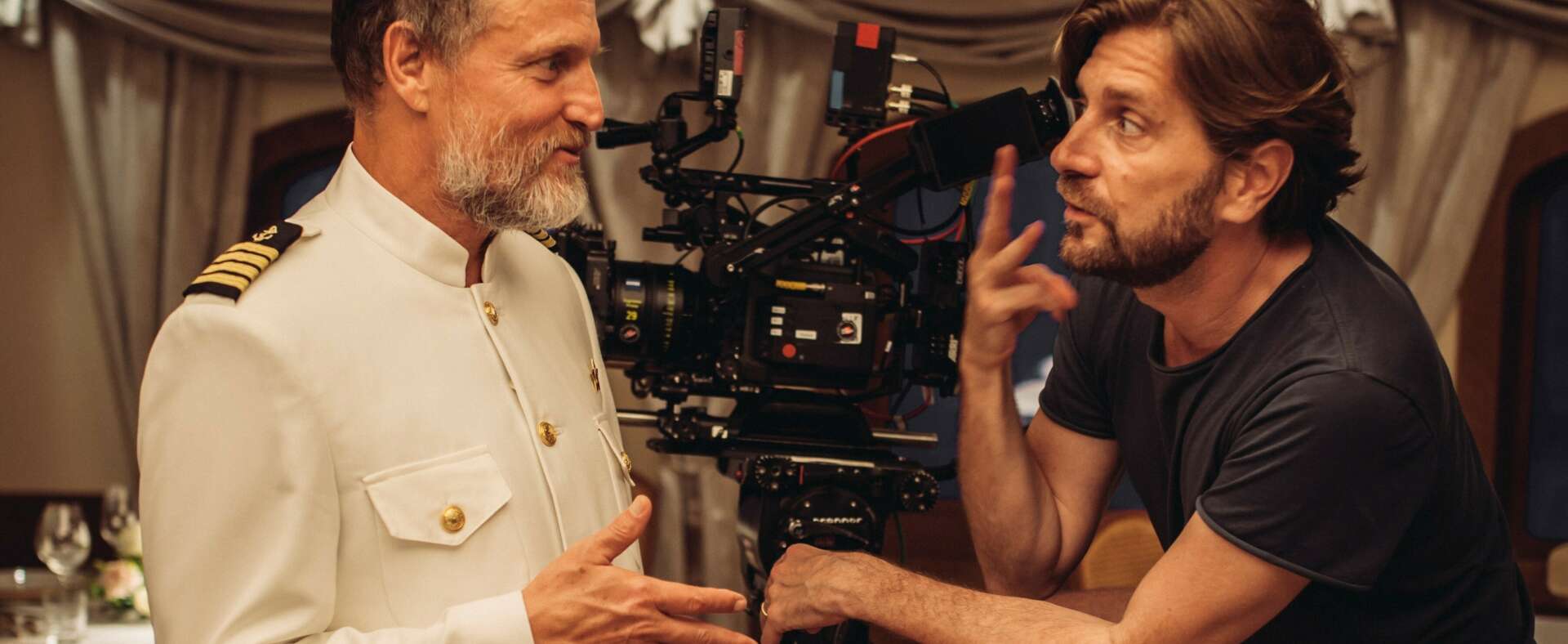 Woody Harrelson och Ruben Östlund under inspelningen. Foto: Plattform Produktion