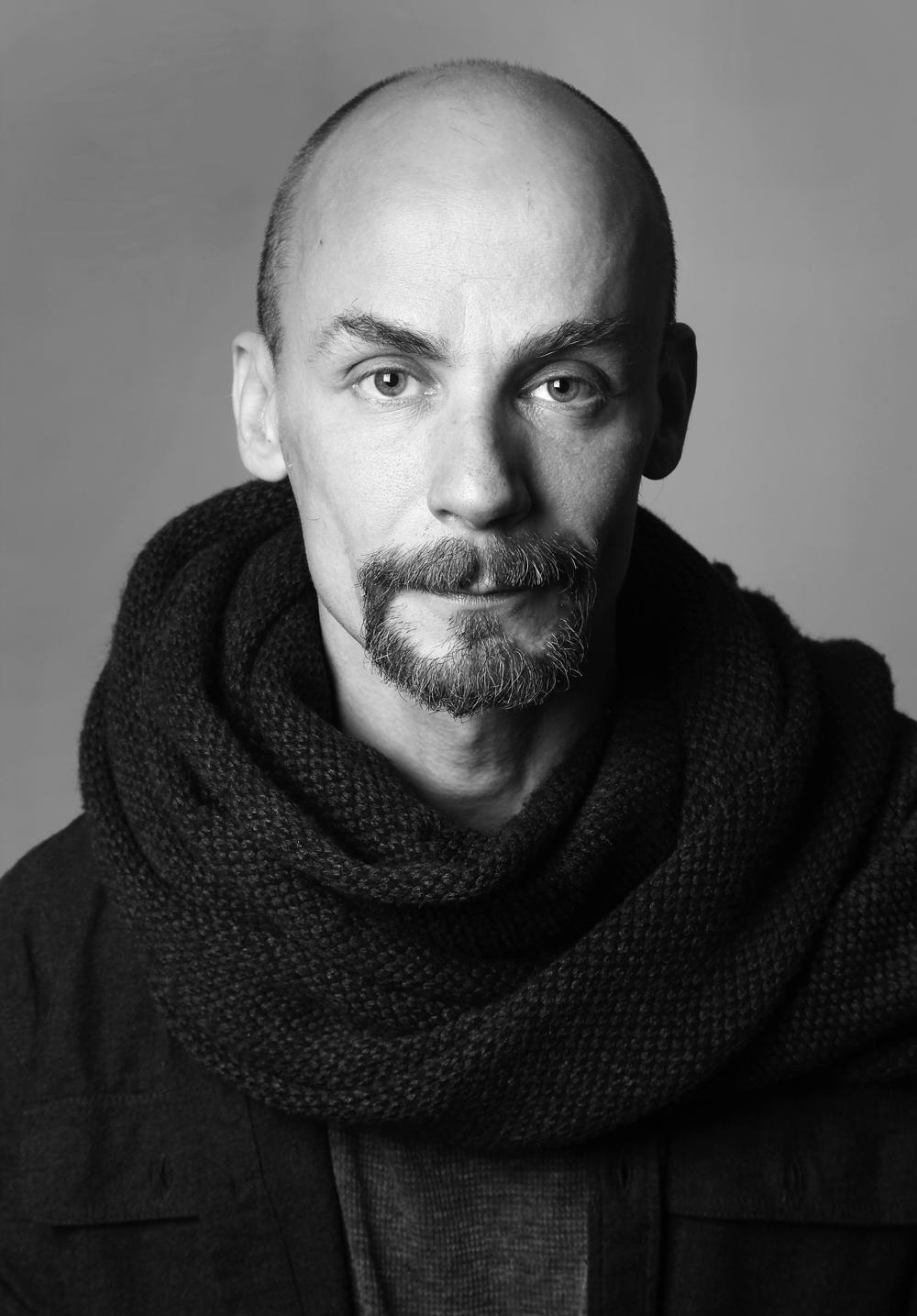 EMIL BOSS (född 1979) debuterade 2011 med diktsamlingen och arbetsplatsskildringen Vad avlägsna vi ser ut man kan knappt tro att det är vi. Kompression är hans fjärde bok. Han har dessutom medverkat i ett flertal antologier. Foto: Eva Bergström