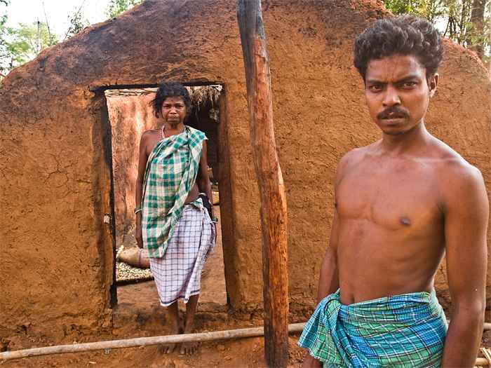 Allmänningarna står ofta i vägen för storskaliga aff ärsprojekt. I Indien attackerar polis och militär stamfolk som försvarar sin rätt. Här ett nedbränt hem efter en polisräd.