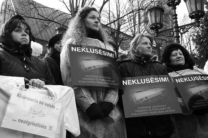 Sjukvårdanställda i Lettland protesterar mot sociala nedskärningar.